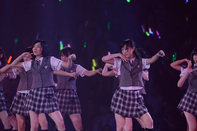 「絶滅黒髪少女」を披露するSKE48。 (C)AKS