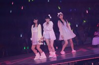 「パジャマドライブ」を披露する小嶋真子、渡辺麻友、西野未姫（左から）。 (C)AKS