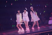 「パジャマドライブ」を披露する小嶋真子、渡辺麻友、西野未姫(左から)。 (C)AKS