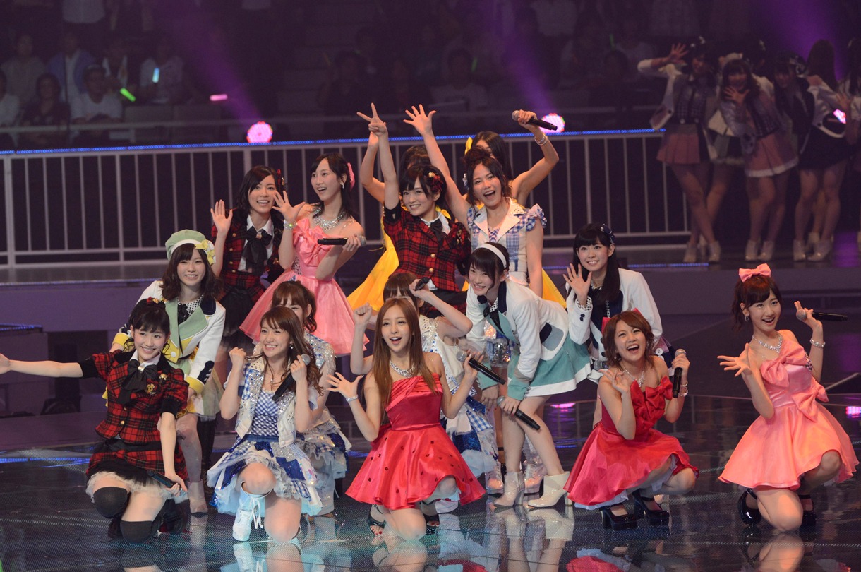 「少女たちよ」を披露するAKB48グループ。 (C)AKS