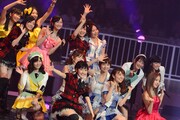 「少女たちよ」を披露するAKB48グループ。 (C)AKS