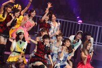 「少女たちよ」を披露するAKB48グループ。 (C)AKS