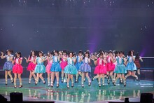 「少女たちよ」を披露するHKT48。 (C)AKS
