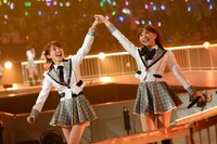 大島優子、河西智美（左から） (C)AKS