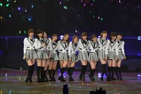 「夕陽を見ているか？」を披露するAKB48。 (C)AKS