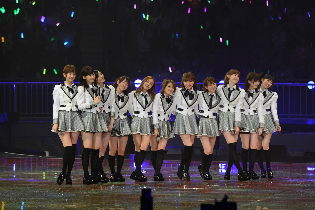 「夕陽を見ているか？」を披露するAKB48。 (C)AKS