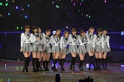 「夕陽を見ているか?」を披露するAKB48。 (C)AKS