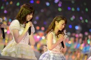 島崎遥香、大島優子（左から） (C)AKS
