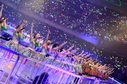 「掌が語ること」を披露するAKB48グループ。 (C)AKS