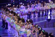 「掌が語ること」を披露するAKB48グループ。 (C)AKS