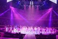 「真夏のSounds good!」を披露するAKB48。 (C)AKS