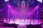 「真夏のSounds good!」を披露するAKB48。 (C)AKS