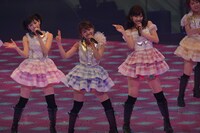 渡辺麻友、大島優子、柏木由紀（左から） (C)AKS