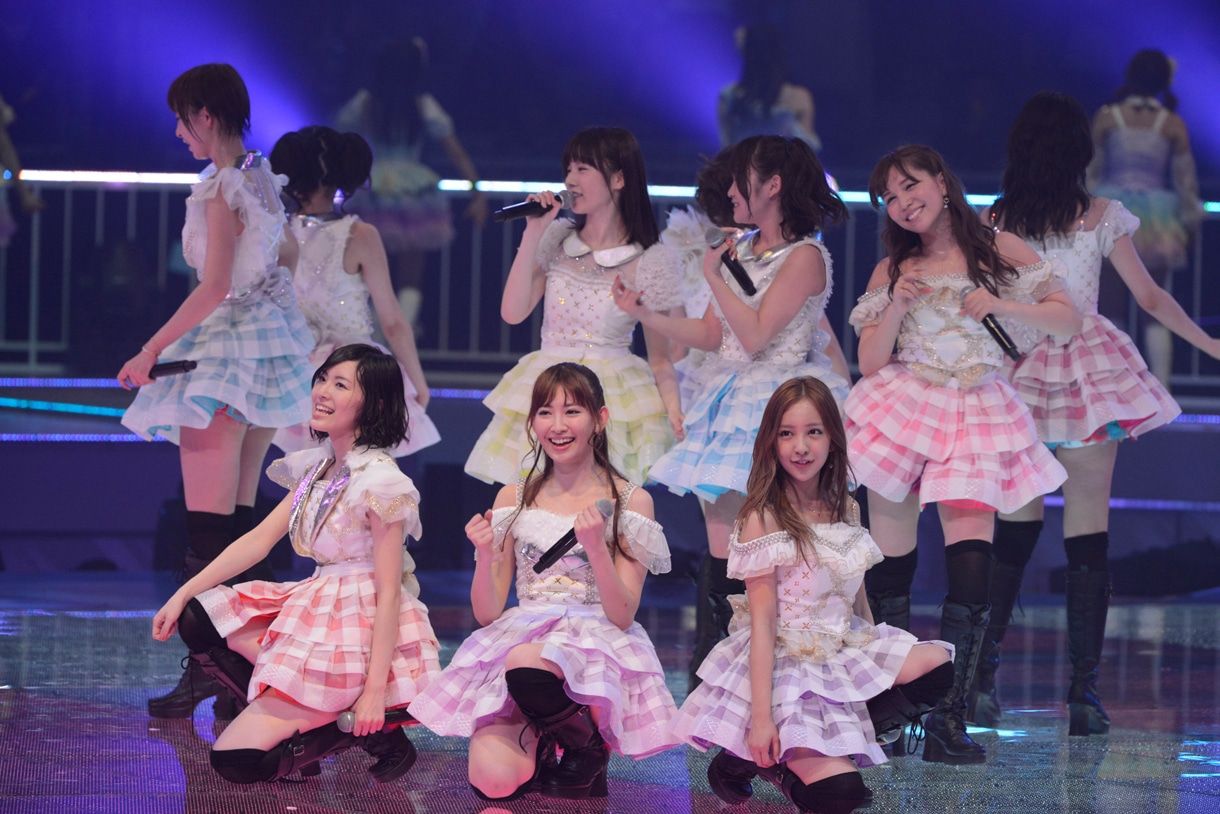 「ギンガムチェック」を披露するAKB48。 (C)AKS