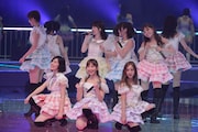 「ギンガムチェック」を披露するAKB48。 (C)AKS