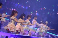「掌が語ること」を披露するAKB48。 (C)AKS