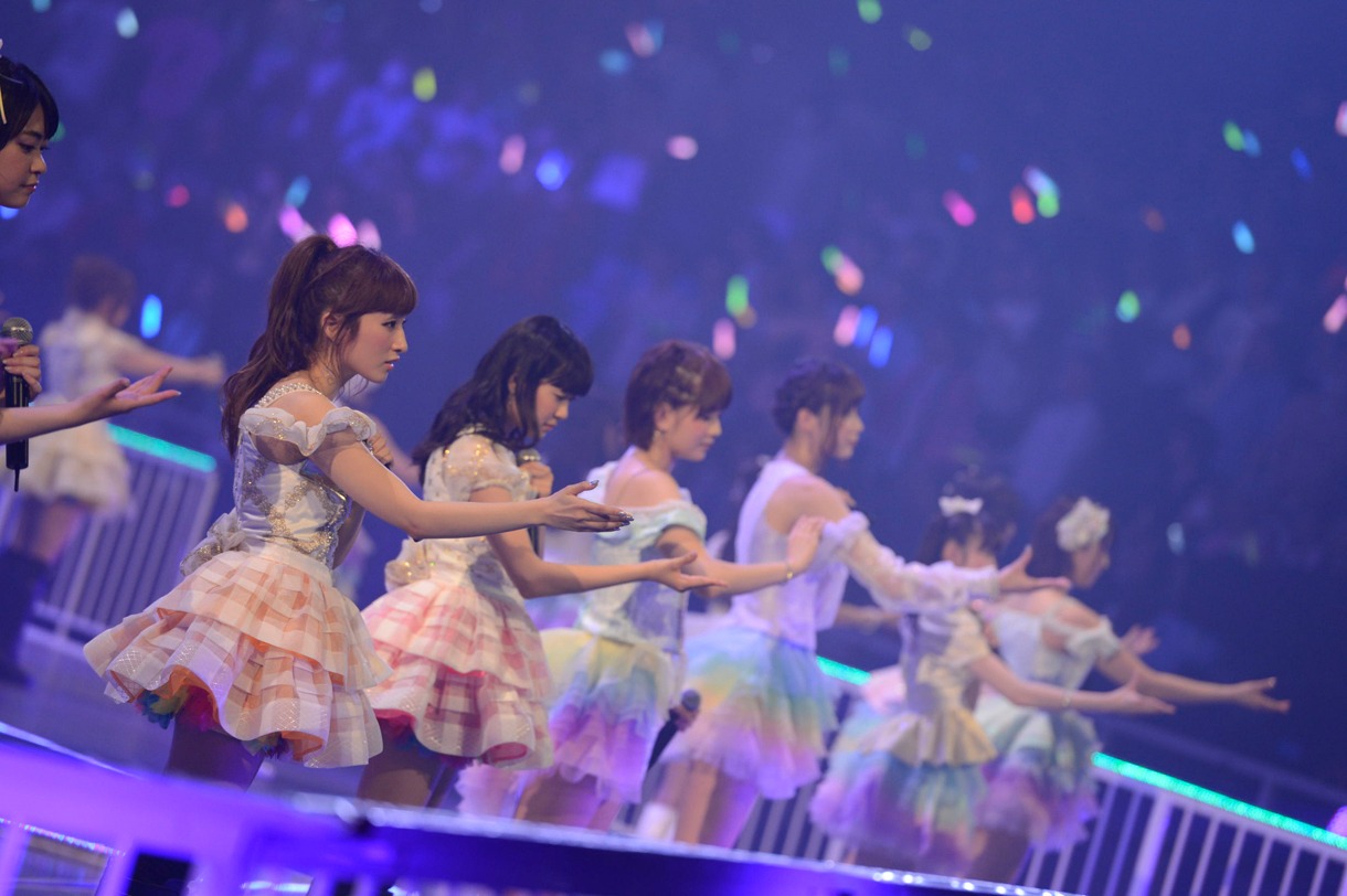 「掌が語ること」を披露するAKB48。 (C)AKS