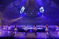 「掌が語ること」を披露するAKB48。 (C)AKS