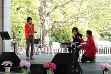 キャビアを初めて食す鬼龍院翔。その表情は苦しげ。