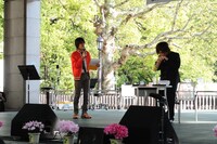 ヘリウムガスを吸い込む鬼龍院翔。