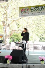 ヘリウムガスを吸いGACKTの「君のためにできること」を熱唱する鬼龍院翔。