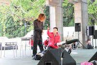 お姫様抱っこに挑もうとする鬼龍院翔。