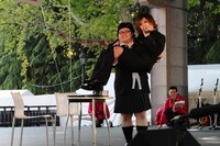 お姫様抱っこされる鬼龍院翔。