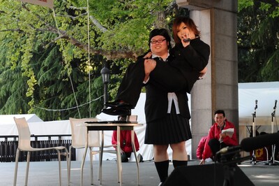 お姫様抱っこされる鬼龍院翔。