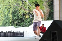 お手本としてシャドーボクシングを披露する竹村哲。