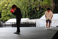 スパーリング前に気合を入れる鬼龍院翔と竹村哲。