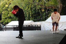 スパーリング前に気合を入れる鬼龍院翔と竹村哲。