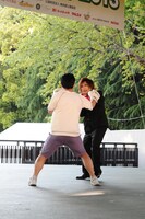 スパーリング中の鬼龍院翔と竹村哲。