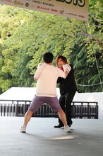 スパーリング中の鬼龍院翔と竹村哲。