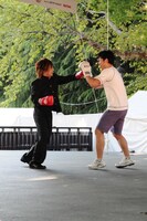 スパーリング中の鬼龍院翔と竹村哲。