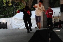 スパーリング中の鬼龍院翔と竹村哲。