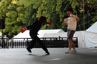 スパーリング中の鬼龍院翔と竹村哲。