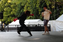 スパーリング中の鬼龍院翔と竹村哲。