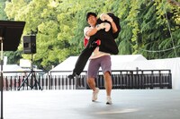 竹村哲に抱え上げられる鬼龍院翔。