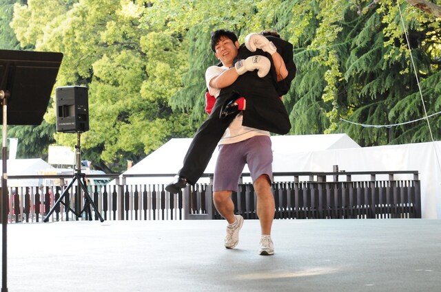 竹村哲に抱え上げられる鬼龍院翔。