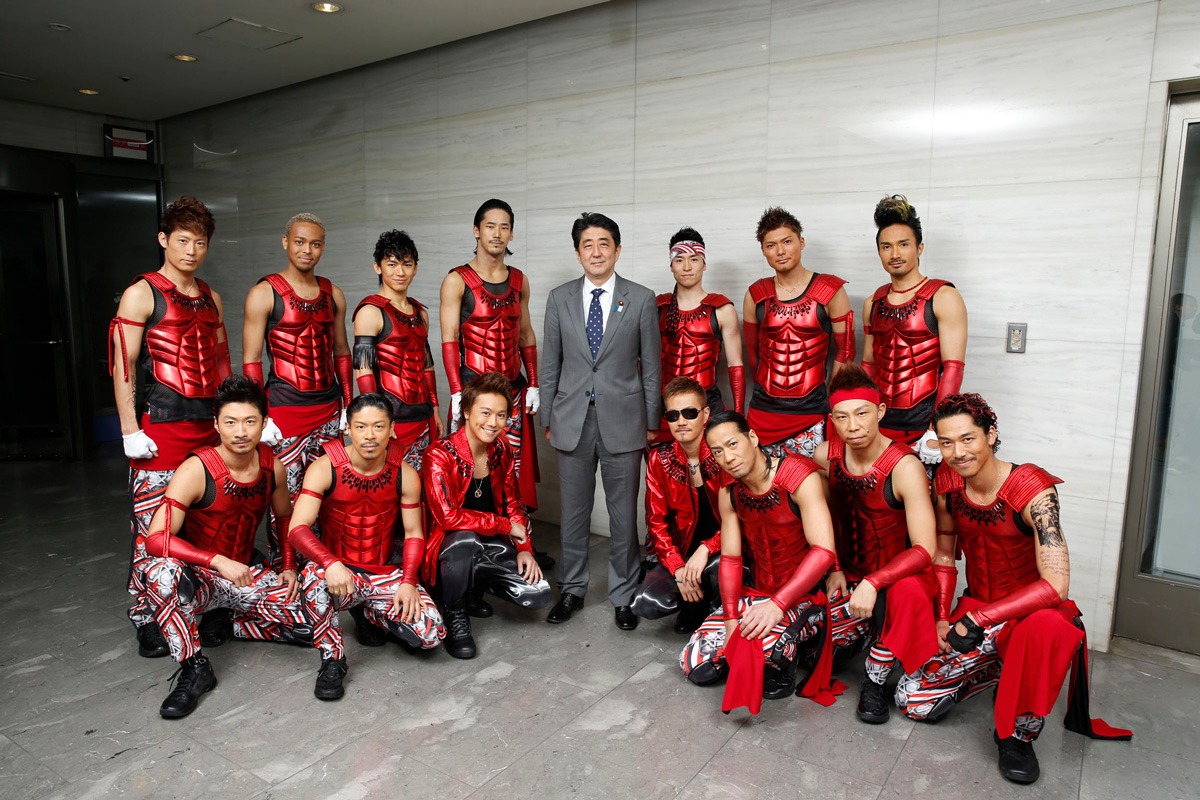 EXILEと安倍晋三首相。