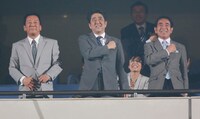 客席で笑顔を見せる杉良太郎、安倍晋三首相、下村博文文部科学大臣（写真左から）。