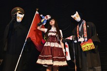 2人の同志と大正太郎くんとともにカメラに収まる上坂すみれ。