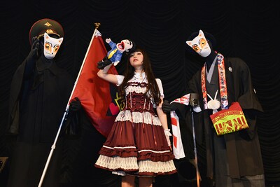 2人の同志と大正太郎くんとともにカメラに収まる上坂すみれ。