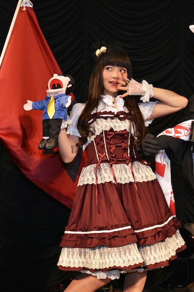 上坂すみれ「決起集会 vol.2 ～大正一〇二年度御挨拶～」の様子。