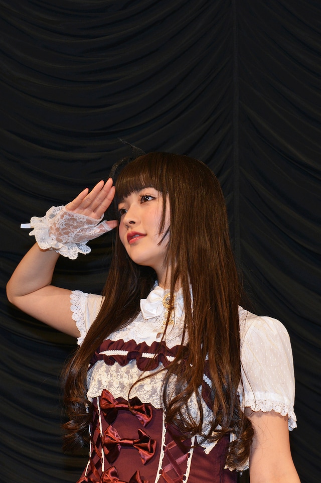 敬礼をする上坂すみれ。