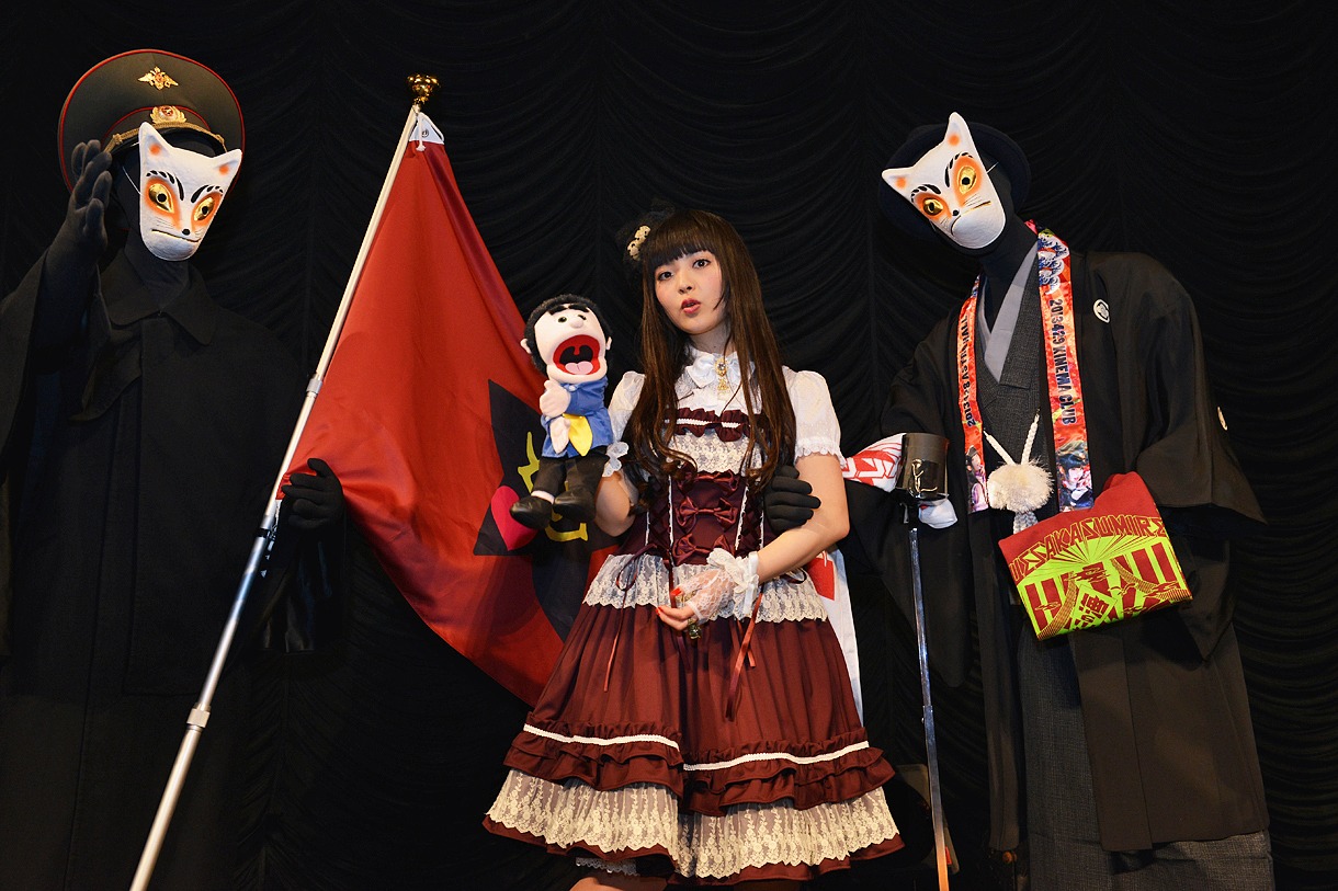 上坂すみれと2人の同志。