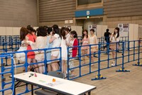 挨拶終了後、安藤の周りに集まる乃木坂46メンバー。