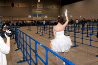 挨拶を終え、集まったファンに手を振る安藤美雲。