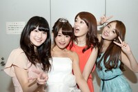 挨拶後、バックヤードでメンバーと記念撮影。写真左から柏幸奈、安藤美雲、宮澤成良、川村真洋。