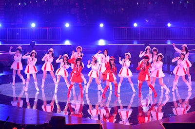 「バラの果実」のステージの様子。（C)AKS